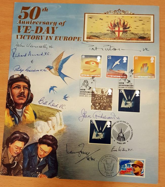 1995 (05) VE Day - Benham Presentation Card - Signed by EIGHT Victoria Cross Winners !